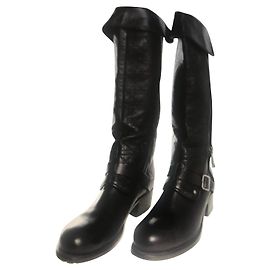 Botas Christian Dior de cuero negro por encima de la rodilla