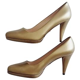 Décolleté Prada dorate in pelle 37.5