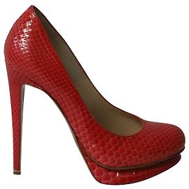 Sapatos de salto alto com plataforma de pele de cobra Nicholas Kirkwood em couro envernizado vermelho