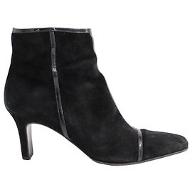 Botines Salvatore Ferragamo de tacón medio en ante negro