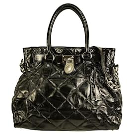 Borsa a tracolla con lucchetto in pelle verniciata trapuntata nera di Michael Kors Hamilton