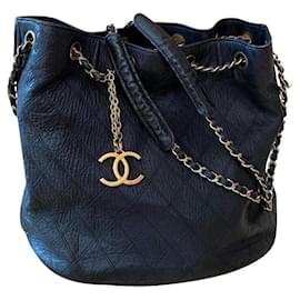 Borsa a secchiello Chanel in pelle nera