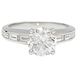 inconnue Solitärring begleitet von Baguette-Diamanten.