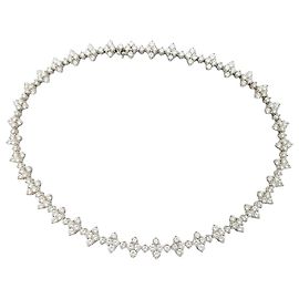 inconnue Collana fiore in oro bianco e diamanti.