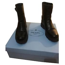 Botines Prada en piel de cordero negro