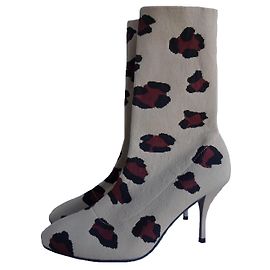 STUART WEITZMAN BOTÍN VIOLETTA TAN CON ESTAMPADO DE LEOPARDO