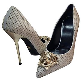 Versace Medusa mit Nieten aus weißem/goldenem Leder