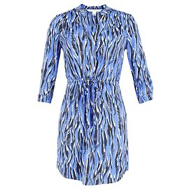 Vestido de seda azul con estampado de cebra y cintura anudada de Diane Von Furstenberg