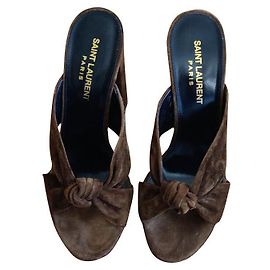 Décolleté Saint Laurent marroni con finitura cashmere