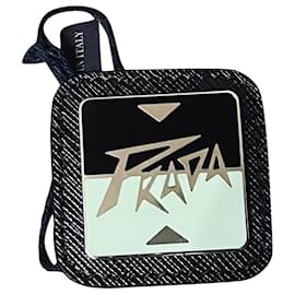 Spilla Prada in pelle Saffiano e acciaio nero verde