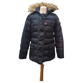 Moncler negro con capucha ribeteada en pelo