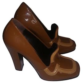 Mocassini Prada con tacco in vernice color cammello