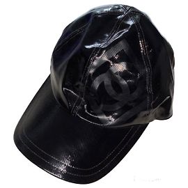 MERAVIGLIOSO E AUTENTICO CAPPELLO SPORT CHANEL IN VINILE NERO T.l