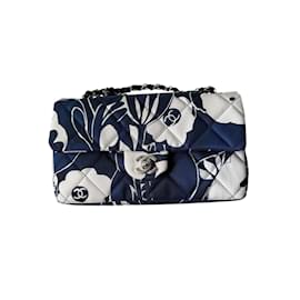 Borsa Chanel con patta in seta blu