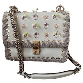 Borsa Fendi Kan I in pelle grigia con punto sopraggitto