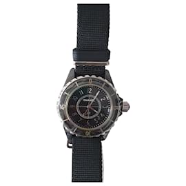 Chanel Modell J.12-G10 Glänzend schwarzes Keramik- und stahllackiertes Kalbslederarmband