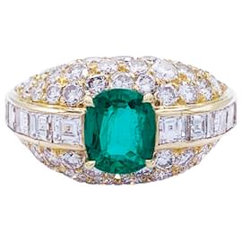 inconnue Anello in oro giallo, smeraldo a cuscino e pavé di diamanti.