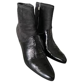 Botas de cano curto Prada em couro preto