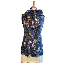 Top in seta Chanel con bottoni Chanel