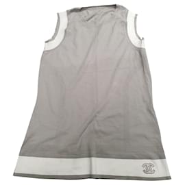 Chanel T-Shirt mit gesticktem CC-Logo weiß grau