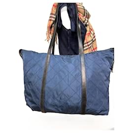 Autentico tessuto Prada in tessuto trapuntato in nylon blu begonia