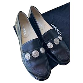 Chanel Loafer aus schwarzem Leder mit Münzen