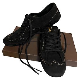 Tênis Louis Vuitton Lyrics em camurça preta e detalhes dourados