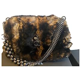 Borsa a mano Chanel in pelliccia di coniglio con catena argentata
