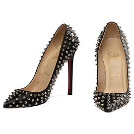 Christian Louboutin Pigalle Pumps aus schwarzem Leder mit silbernen Nieten