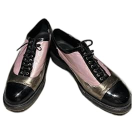 Derbis Chanel de piel negro y rosa