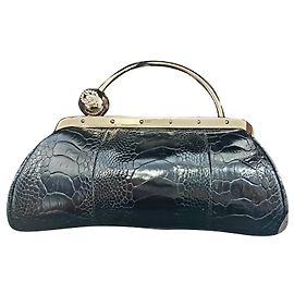 Pochette Gucci in pelle di coccodrillo nera con struttura in metallo