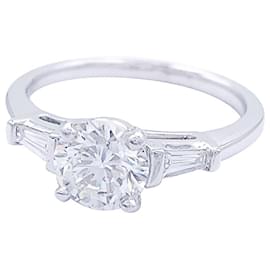 inconnue Solitärring begleitet von Baguette-Diamanten.