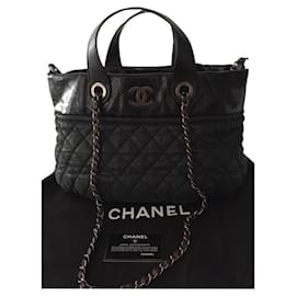 Bolsa de mão Chanel em couro iridescente preto com alças bordô