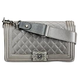 Medium Chanel Boy 25 argento grigio con tracolla a forma di razza
