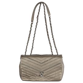 Chanel verzierte Chevron-Klappentasche mit „Chain-Pailletten“.