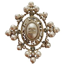 Spilla Chanel con strass e perle dorata