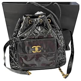 Mochila Chanel de charol negro