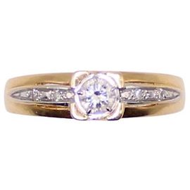 Autre Marque Ring mit zentralem Diamanten und Körperdiamanten in Gelbgold 750%O