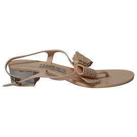Salvatore Ferragamo Perala Ribbon Thong Sandalen aus rosa Gummi