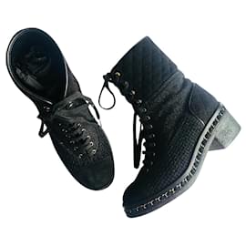Chanel Botas militares de tweed con cadena