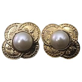 Orecchini Chanel dorati in metallo e perle