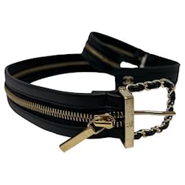 Cintura Chanel Cruise in pelle nera e metalleria oro