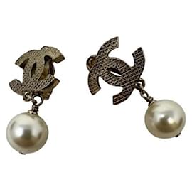 Orecchini Chanel CC Logo in Metallo Dorato con Perla