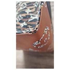 Borsa a mano Louis Vuitton Onthego GM Jungle in pelle nera leopardata