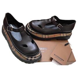 Sandalias de cuña Burberry en piel negra