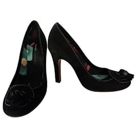 Marc by Marc Jacobs Schwarze Wildleder Pumps mit Pompons