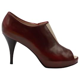 Fendi Peep-Toe-Stiefeletten mit Cut-Outs aus burgunderfarbenem Leder