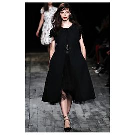 Nina Ricci Sanduhrmantel mit Perlenärmeln