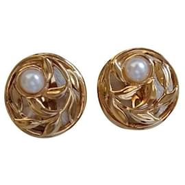 Brincos Nina Ricci em metal dourado e pérolas