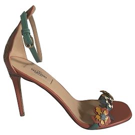 Sandali Valentino Garavani in pelle con decorazioni floreali